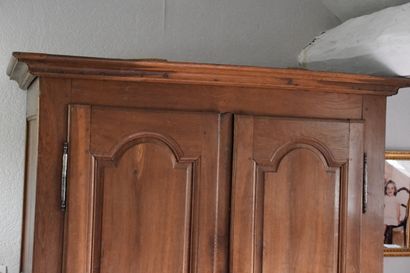 null 18th century moulded walnut cupboard 

Opening with two doors 

H. 190 L. 138...