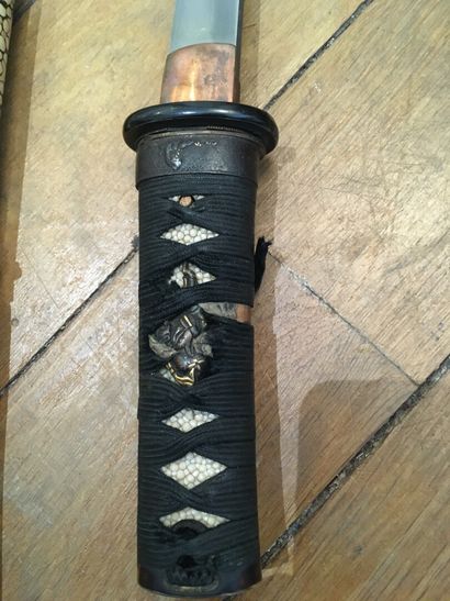 null Japanese sword and its kozuka, small sheath knife

L.55,5 cm

Numerous accidents...
