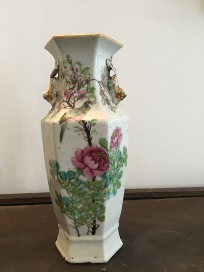 null China, 20th century

Vase decorated with foliage and flowers

H.23,5 cm

Ac...