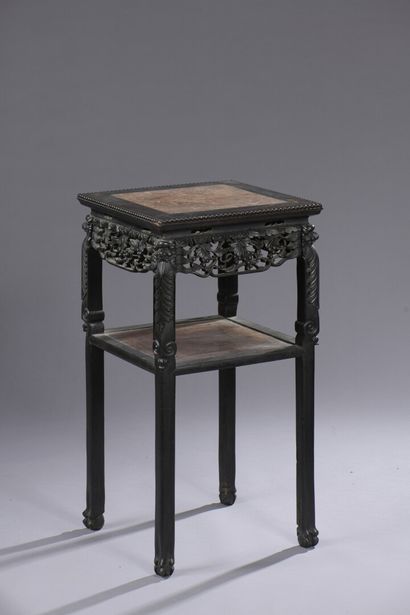 null Molded and blackened wood saddle table, China, 19th-20th century

Pink marble...