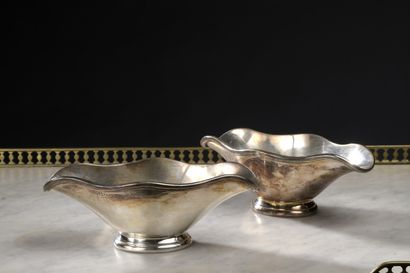 null Two silver plated sauce boats on a pedestal

L. 17,5 cm