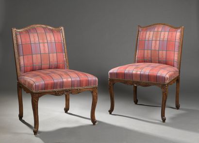 null Pair of Regency period moulded and carved wood chairs

Decorated with shells...