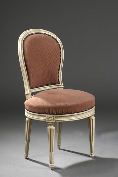 null Chaise en bois mouluré et sculpté par Georges Jacob d'époque Louis XVI

À dossier...