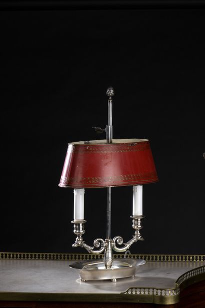 null Lampe bouillote en métal plaqué de style Empire, vers 1900

À deux lumières,...