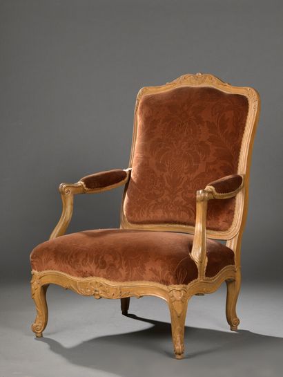 null A Louis XV period moulded and carved wood low armchair

Flat back, curved legs.

Restorations.

H....