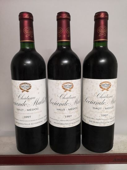 null 3 bottles Château SOCIANDO MALLET - Haut Médoc 1997 Slightly stained labels...