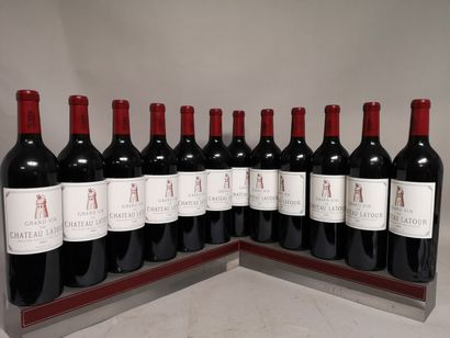 null 12 bouteilles Château LATOUR - 1er GCC Pauillac 2001 En caisse bois.