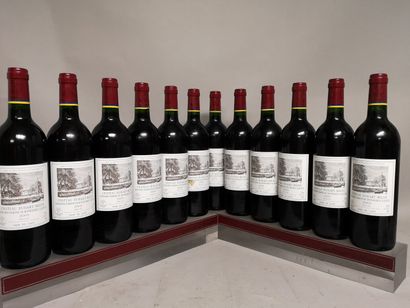 12 bouteilles Château DUHART MILON - 4e GCC Pauillac 2003 En caisse bois. Une étiquette...