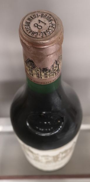 null 1 bouteille Château HAUT BRION - 1er GCC Graves 1981 Etiquette tachée.