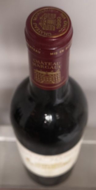 null 1 bottle Château MARGAUX - 1er GCC Margaux 1999 Label slightly stained.