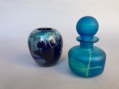 VASE & CARAFE VASE de Murano et carafe en verre bleu.