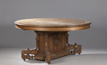 Grande table en bois naturel LARGE TABLE in natural wood, oval top resting on a central...