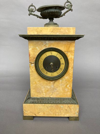 Petite pendule borne PETITE PENDULE BORNE en marqueterie de marbre, XIXe siècle.

(Manque...