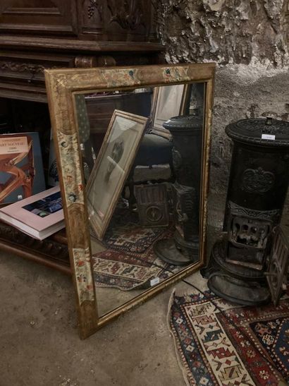 MIROIR MIRROR with carved and painted wood frame in the 18th century Italian style.

85...
