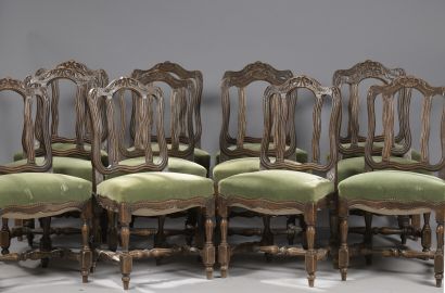 DOUZE CHAISES DOUZE CHAISES en bois naturel sculpté de style Louis XV, XIXe sièc...