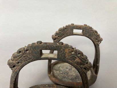 CHINE : PAIRE D'ETRIERS CHINA 

A PAIR OF METAL SHELVES decorated with two dragon...