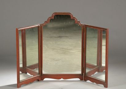 Miroir de table MIROIR DE TABLE en triptyque en bois mouluré et laqué rouge.

H....