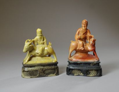CHINE PAIRE DE SUJETS CHINA

Pair of carved hardstone subjects showing sages riding...