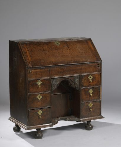 BUREAU A CAISSON, XVIIIe siècle BOX OFFICE, 18th century

In molded and carved oak...
