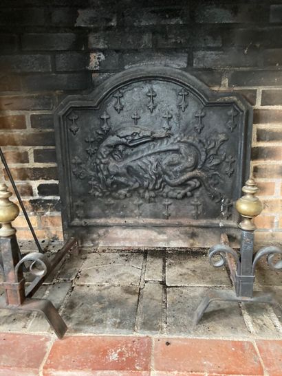 PLAQUE DE CHEMINEE Cast iron CHIMNEY PLATE, 19th c.

Decorated with a salamander...