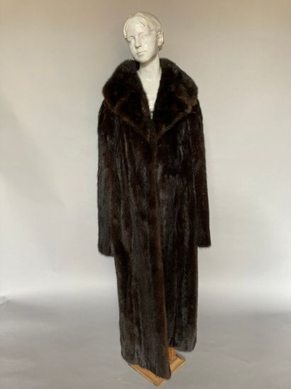 MANTEAU de vison dark. Dark mink coat. 

Size 38/40. Holes and wear.