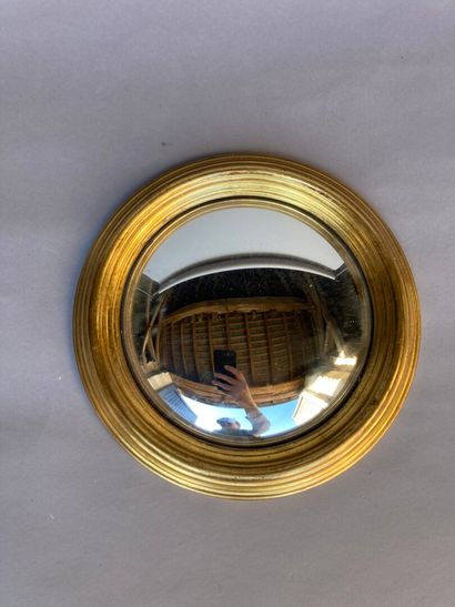 MIROIR SORCIERE rond Round WITCH MIRROR, gilded and molded wood frame. 

D. 29 c...