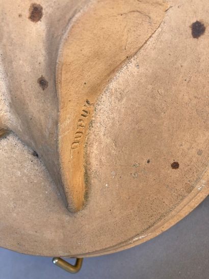 Medaillon MEDAILLON en terre cuite représentant le profil gauche du comte de Chambord....