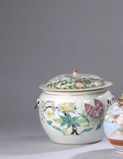 CHINE, XIXe siècle : POT COUVERT en porcelaine CHINE, XIXe siècle

POT COUVERT en...