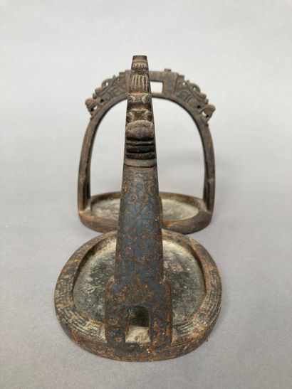 CHINE : PAIRE D'ETRIERS CHINA 

A PAIR OF METAL SHELVES decorated with two dragon...