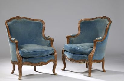 DEUX BERGERES en bois naturel TWO shepherds' chairs in natural wood with carved flowers,...