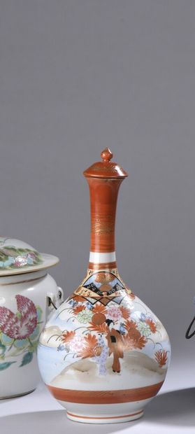 JAPON, vers 1900 : BOUTEILLE COUVERTE en porcelaine JAPON, vers 1900. 

BOUTEILLE...