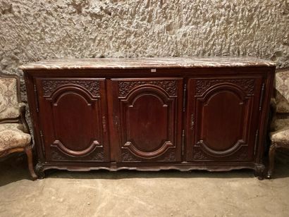 BUFFET en chêne mouluré A moulded oak chest of drawers with three doors in the front....