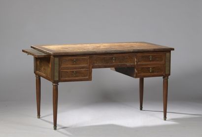 Petit bureau PETIT BUREAU rectangulaire en bois et bois de placage, XIXe siècle

Ouvrant...