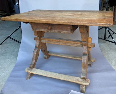 TABLE en bois naturel, travail Suisse du XIXe siècle TABLE en bois naturel, travail...