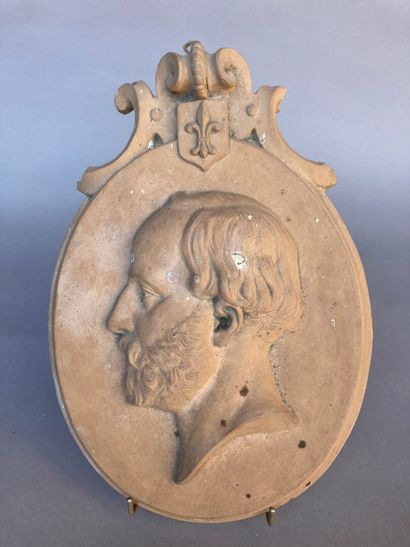 Medaillon MEDAILLON en terre cuite représentant le profil gauche du comte de Chambord....