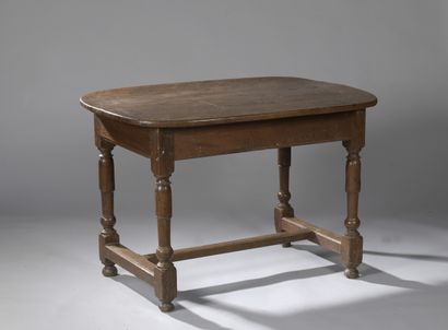 Table en chêne TABLE en chêne reposant sur quatre pieds tournés réunis par une entretoise...