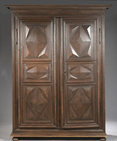 ARMOIRE Natural oak cupboard with two doors decorated with diamond points, 18th century

213...