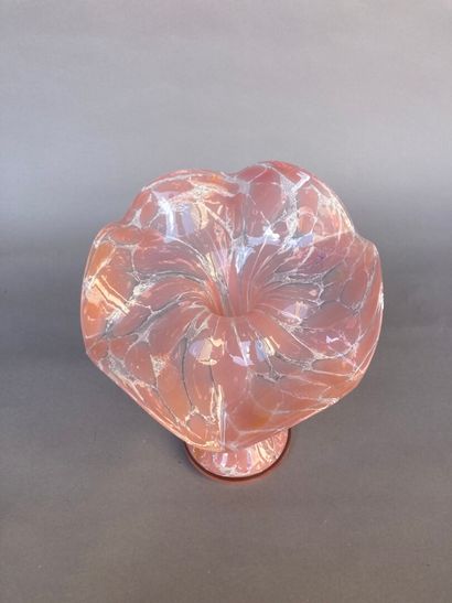 Vase VASE en verre opalin rose à long col évasé et ourlé. 

H. 26 cm