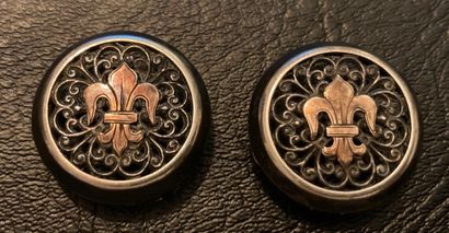 Paire de BOUTONS de col en argent Pair of silver collar knobs with a central decoration...