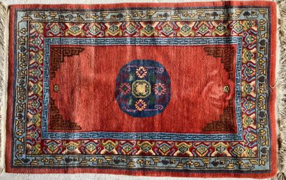 TAPIS CHINOIS CHINESE RUG in wool with central decoration of a medallion of flowers...