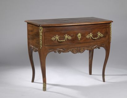 COMMODE EN BOIS FRUITIER A fruitwood chest of drawers, 18th century

H. 90 L. 110...