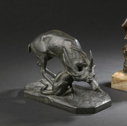 null Antoine-Louis BARYE (1796-1875)

Panthère saisissant un cerf (première version)

Bronze...