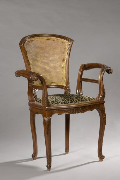 null Fauteuil en acajou à assise cannée, de style Louis XV vers 1900

H. 96 L. 70...