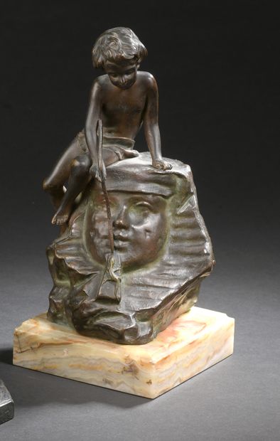 null Antoine BOFILL (vers 1875-1939/53) 

Jeune enfant sur une tête de pharaon 

Bronze...