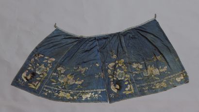 null Veste et jupe en soie brodée


Chine, époque Guangxu (1875-1908)


La veste...