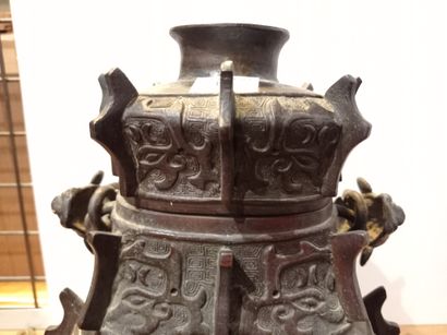 null Vase couvert hu en bronze archaïsant


Chine, XIXe-XXe siècle


Reposant sur...