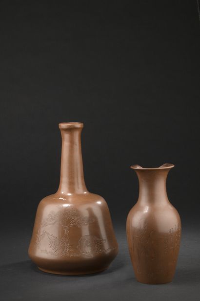 Deux vases en grès de Yixing 
Chine 
Le premier...
