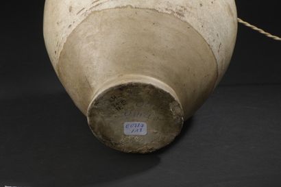 null Vase en grès émaillé crème 


Chine, dynastie Tang (618-907)


La panse renflée,...