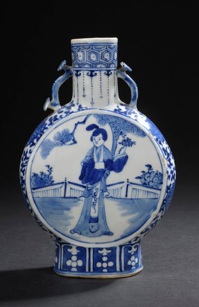 null Vase gourde en porcelaine bleu blanc Chine, fin du XIXe-début du XXe siècle


La...