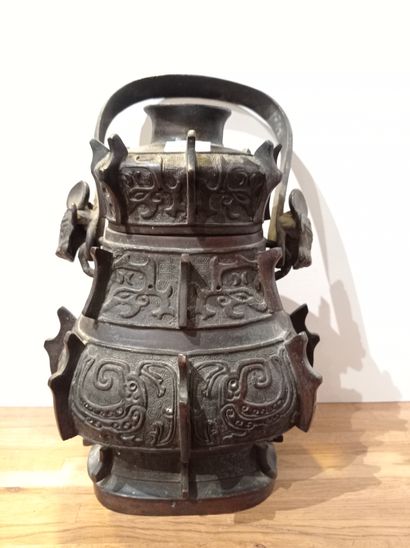 null Vase couvert hu en bronze archaïsant


Chine, XIXe-XXe siècle


Reposant sur...